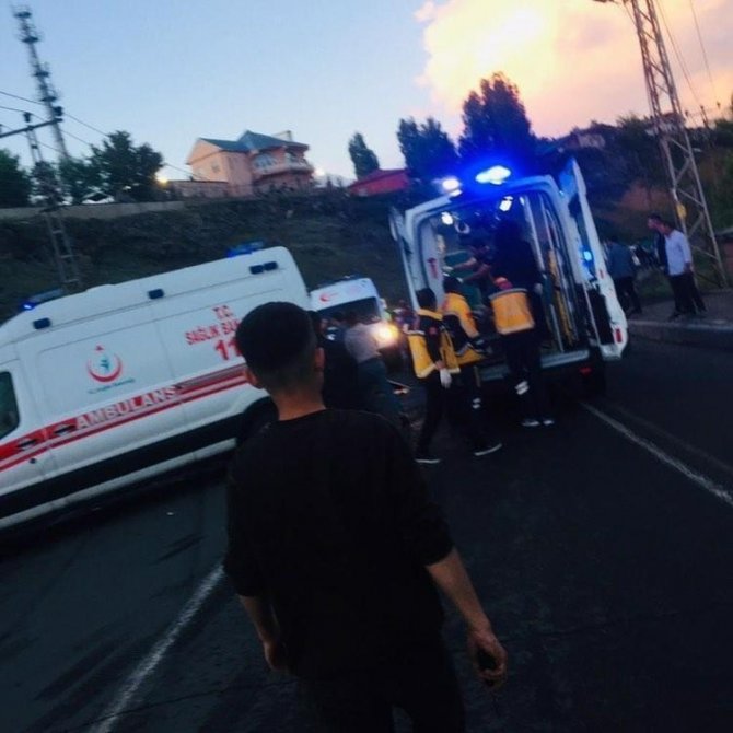 Kars’ta İki Otomobil Çarpıştı: 3 Yaralı