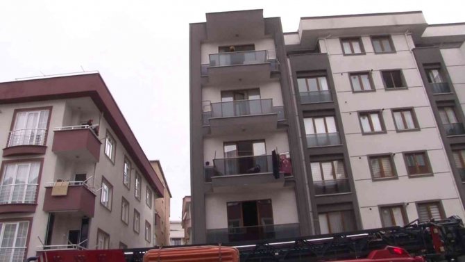 Pendik’te 5 Katlı Apartman Dairesinin Yandığı Anlar Kamerada