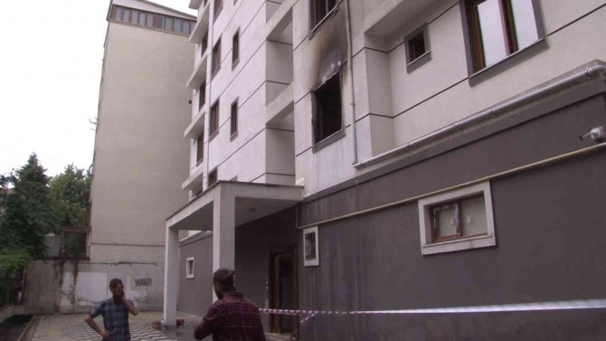 Pendik’te 5 Katlı Apartman Dairesinin Yandığı Anlar Kamerada