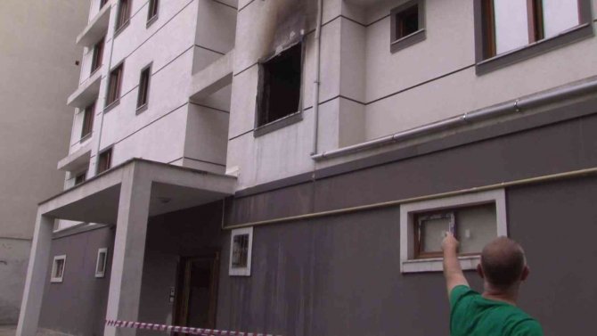 Pendik’te 5 Katlı Apartman Dairesinin Yandığı Anlar Kamerada