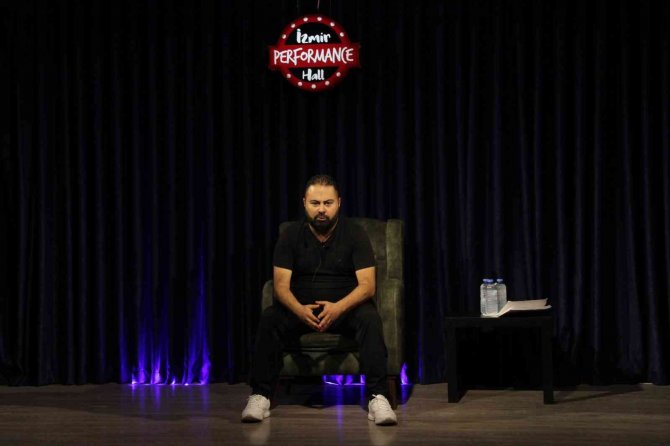 Adliyede Avukat, Sahnede Komedyen