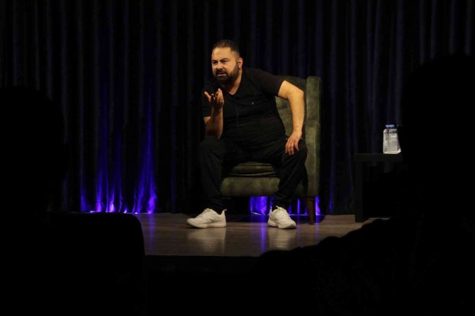 Adliyede Avukat, Sahnede Komedyen