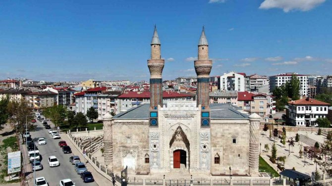 751 Yıllık Büyüleyici Eseri Bu Kazıklar Ayakta Tuttu