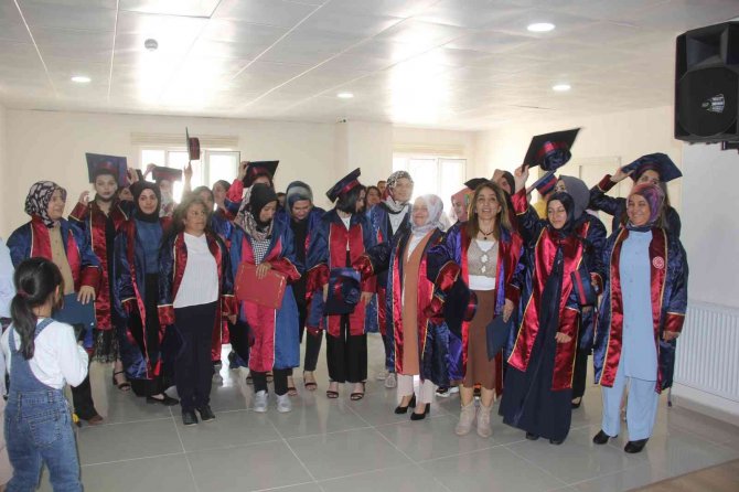 Ev Hanımları Mezuniyetlerini Kep Atarak Kutladı