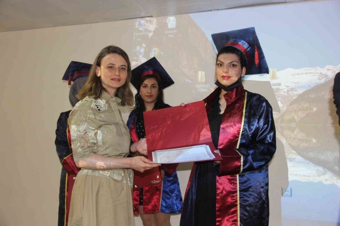 Ev Hanımları Mezuniyetlerini Kep Atarak Kutladı