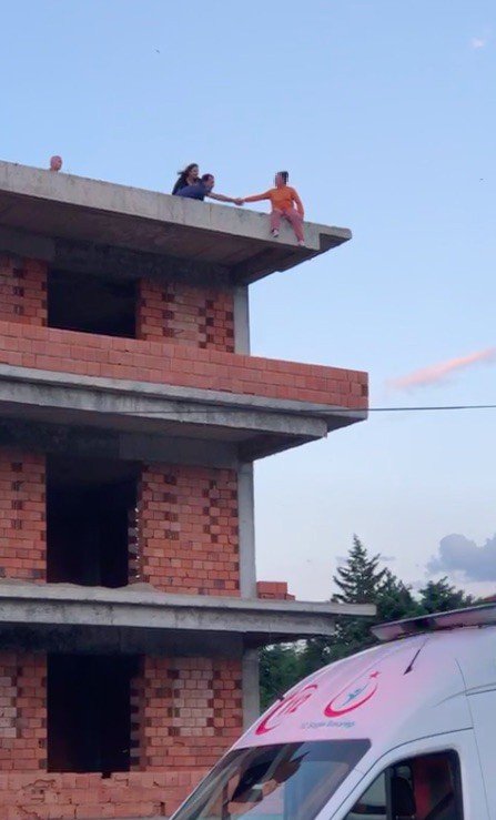 Çatının Ucuna Kadar Gelen Kadın Son Anda Kurtarıldı