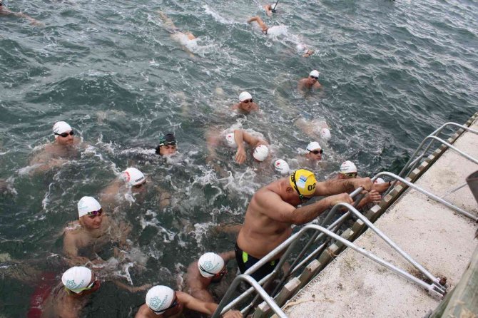 İ̇stanbul’dan Gelen 156 Yüzücü, Kiraz Festivali’nde 4 Kilometreye Kulaç Attı