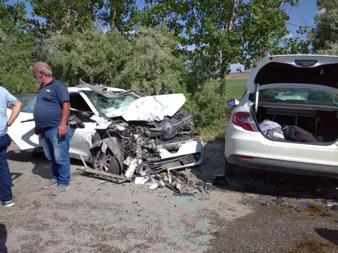 Tokat’ta 2 Otomobil Çarpıştı: 8 Yaralı