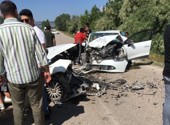 Tokat’ta 2 Otomobil Çarpıştı: 8 Yaralı