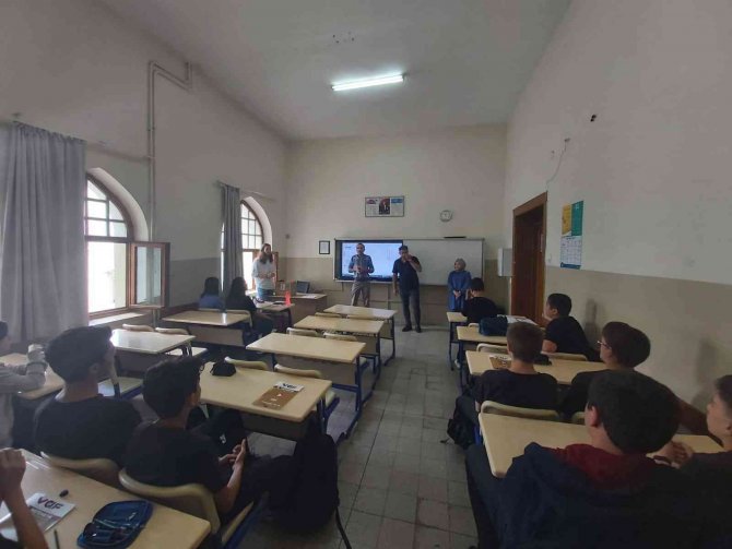 Tügva’dan Lise Öğrencilerine Kur’an-ı Kerim Dağıtımı