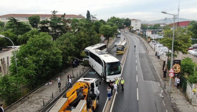 Üsküdar’da İ̇ett Otobüsü İle İki Tur Otobüsü Çarpıştı, Ortalık Savaş Alanına Döndü