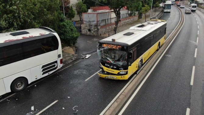 Üsküdar’da İ̇ett Otobüsü İle İki Tur Otobüsü Çarpıştı, Ortalık Savaş Alanına Döndü