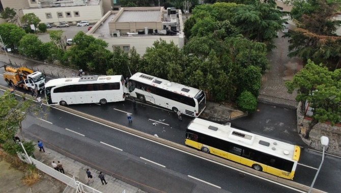 Üsküdar’da İ̇ett Otobüsü İle İki Tur Otobüsü Çarpıştı, Ortalık Savaş Alanına Döndü