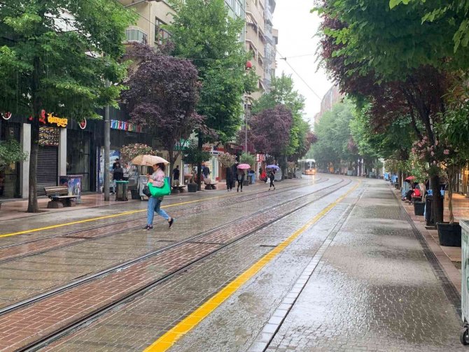 Eskişehir Güne Yağmurla Başladı