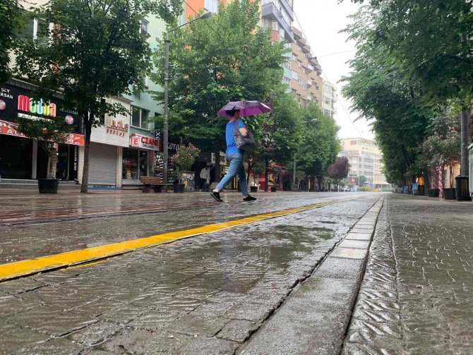 Eskişehir Güne Yağmurla Başladı