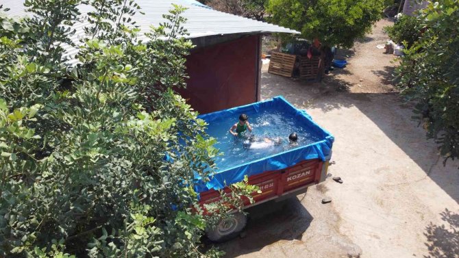 Çocuklar Römork Havuzda Serinliyor