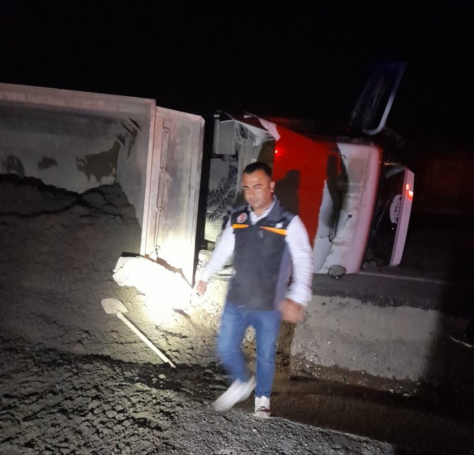 Kum Yüklü Kamyon Devrildi: 1 Yaralı