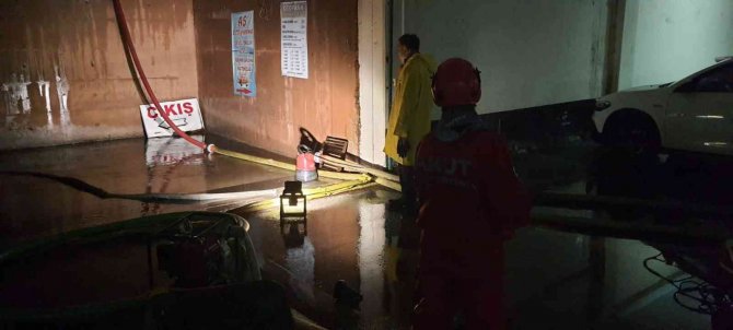 Akut Eskişehir Ekibi Su Basan Otoparkta Gece Boyu Çalıştı