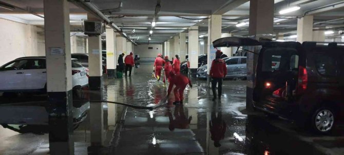 Akut Eskişehir Ekibi Su Basan Otoparkta Gece Boyu Çalıştı
