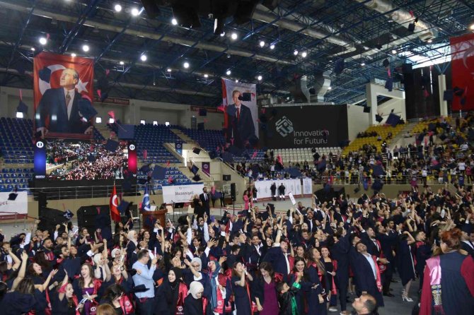 Anadolu Üniversitesi’nde Mezuniyet Sevinci