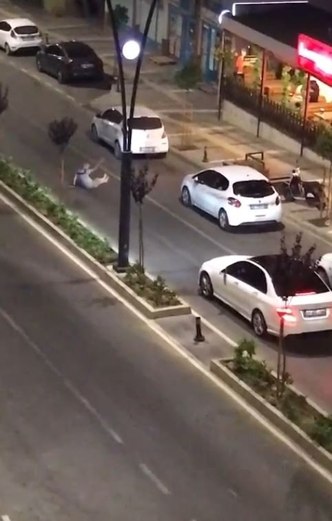 Cadde Ortasına Yatarak Araçların Geçişine İzin Vermeyen Alkollü Şahsın Rahat Tavırları Pes Dedirtti