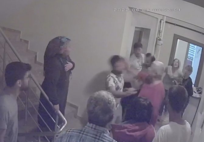 Apartmandaki Komşu Kavgasında Darpla Suçlanan Taraf Konuştu: "Tartışmayı Sosyal Medyaya Sızdırıp Kadına Şiddet Olayı Gibi Gösterdiler"