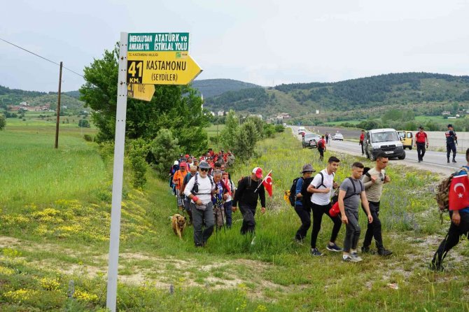 Vatandaşlarla 70 Kilometre Yürüyen Köpek, "İ̇stiklal" İsmini Aldı