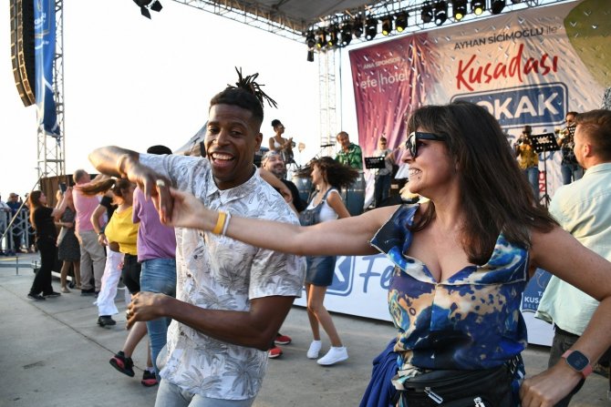 Kuşadası Sokak Festivali Yoğun İlgi Görüyor