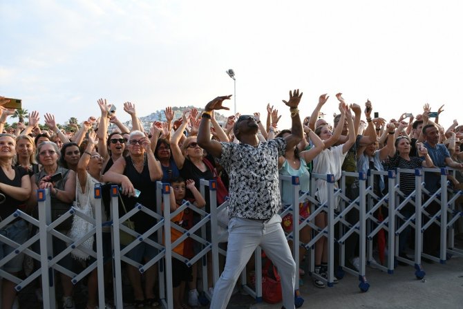 Kuşadası Sokak Festivali Yoğun İlgi Görüyor