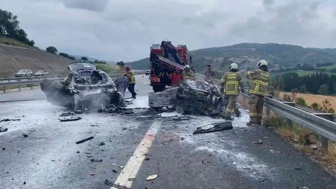 Otobanda 3 Aracın Karıştığı Kazada Arabalardan 2’si Alev Aldı
