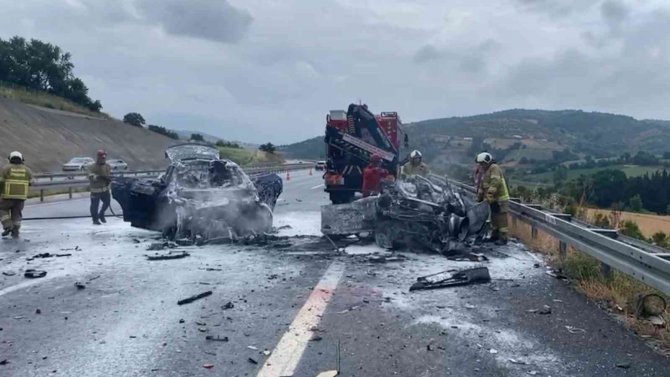Otobanda 3 Aracın Karıştığı Kazada Arabalardan 2’si Alev Aldı