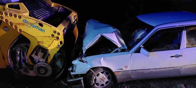 Otomobil Yol Kenarındaki Silindir Aracına Çarptı: 1 Yaralı