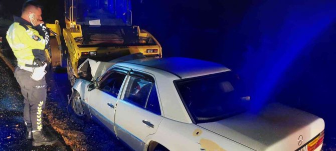 Otomobil Yol Kenarındaki Silindir Aracına Çarptı: 1 Yaralı