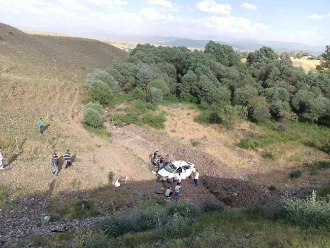 Bingöl’de Otomobil Şarampole Yuvarlandı: 3 Yaralı