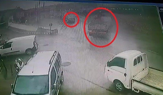 Yağmur Nedeniyle Kayan Tır Karşı Yönden Gelen Minibüse Çarptı, O Anlar Güvenlik Kamerasına Yansıdı
