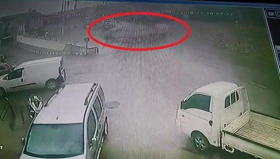 Yağmur Nedeniyle Kayan Tır Karşı Yönden Gelen Minibüse Çarptı, O Anlar Güvenlik Kamerasına Yansıdı