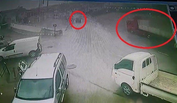 Yağmur Nedeniyle Kayan Tır Karşı Yönden Gelen Minibüse Çarptı, O Anlar Güvenlik Kamerasına Yansıdı
