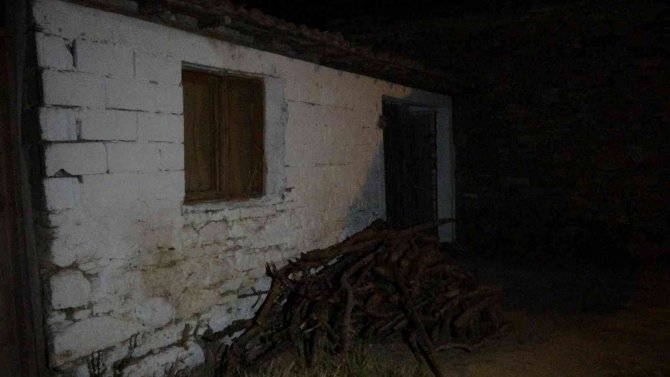 Çanakkale’de Cinnet Geçiren Şahıs Annesini Ve Babasını Öldürdü