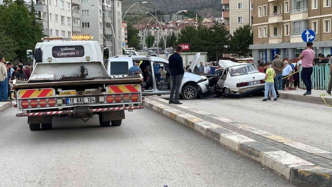 Çankırı’da Otomobil İle Hafif Ticari Araç Çarpıştı: 6 Yaralı