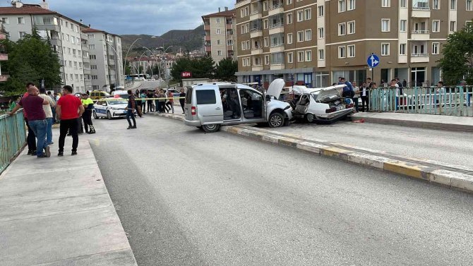 Çankırı’da Otomobil İle Hafif Ticari Araç Çarpıştı: 6 Yaralı