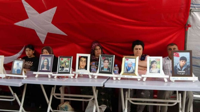 Evlat Nöbetindeki Aileler Bin 14 Gündür Çocuklarına Dönmeleri İçin Sesleniyor
