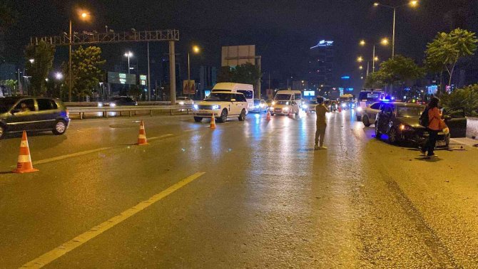 Kadıköy D-100 Karayolunda 2 Otomobil Çarpıştı
