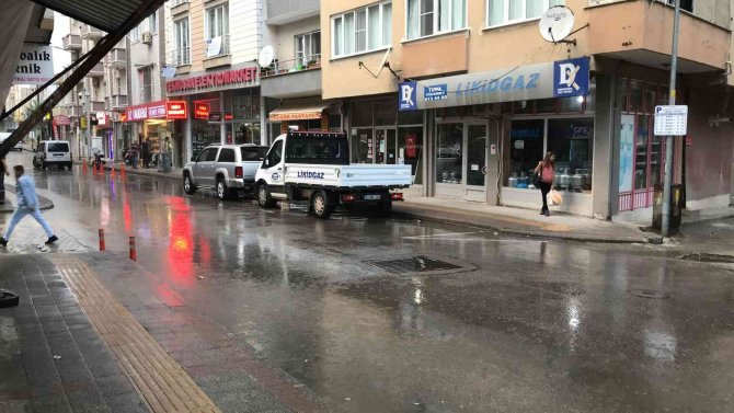 Edirne’de Sağanak Yağış Etkili Oluyor