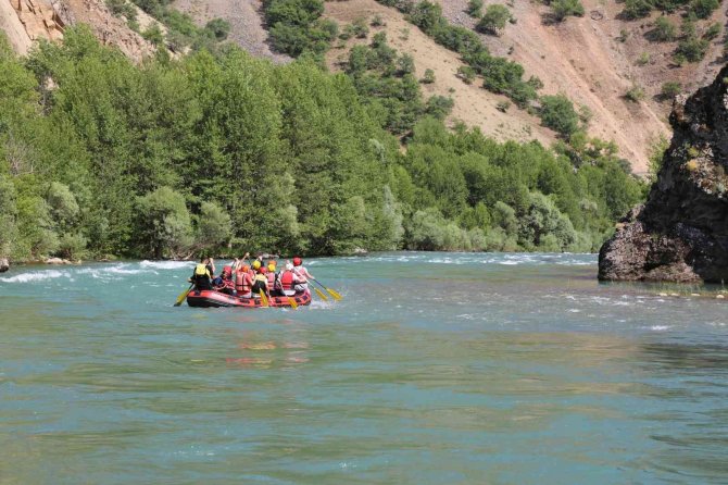 Öğretmen Ve Öğrenciler, Munzur Nehri’nde Rafting Heyecanı Yaşadı
