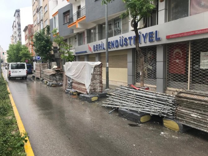 İ̇skele Demirleri Hem Sürücüleri Hem Vatandaşları Tehdit Ediyor