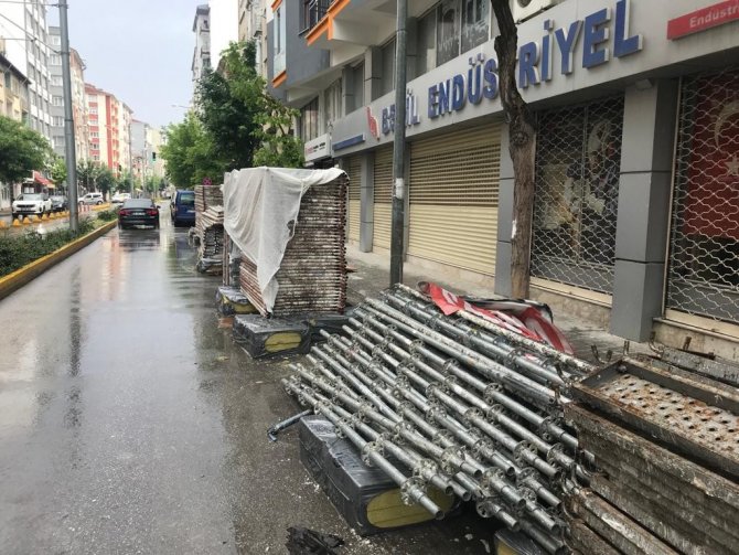 İ̇skele Demirleri Hem Sürücüleri Hem Vatandaşları Tehdit Ediyor