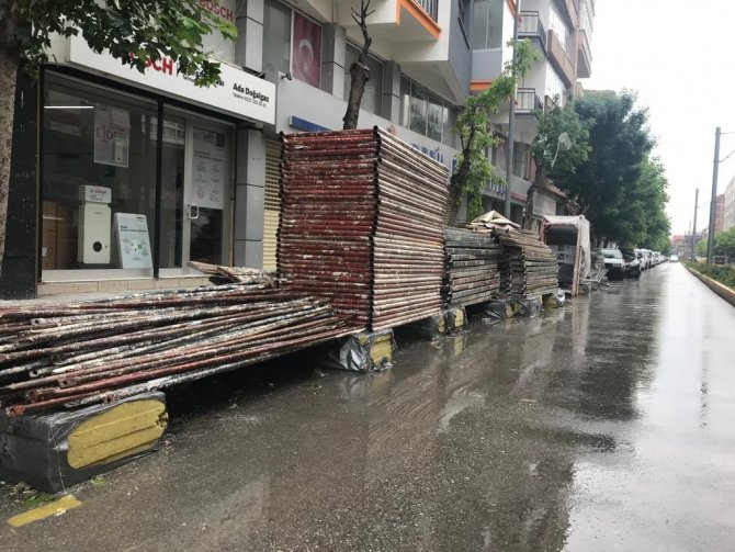 İ̇skele Demirleri Hem Sürücüleri Hem Vatandaşları Tehdit Ediyor