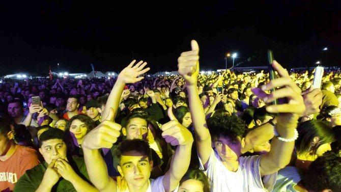 Kiraz Festivaline Ünlü Akını