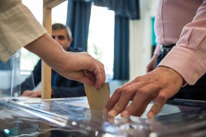 Fransa’daki Genel Seçim Kafa Kafaya Gidiyor