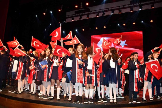 İ̇lkokul Ögrencilerinde Mezuniyet Coşkusu